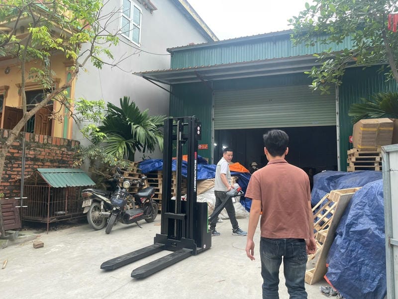 Xe còn dùng ổn khi tốc độ nâng ổn định, bánh không rung mạnh, phanh giữ