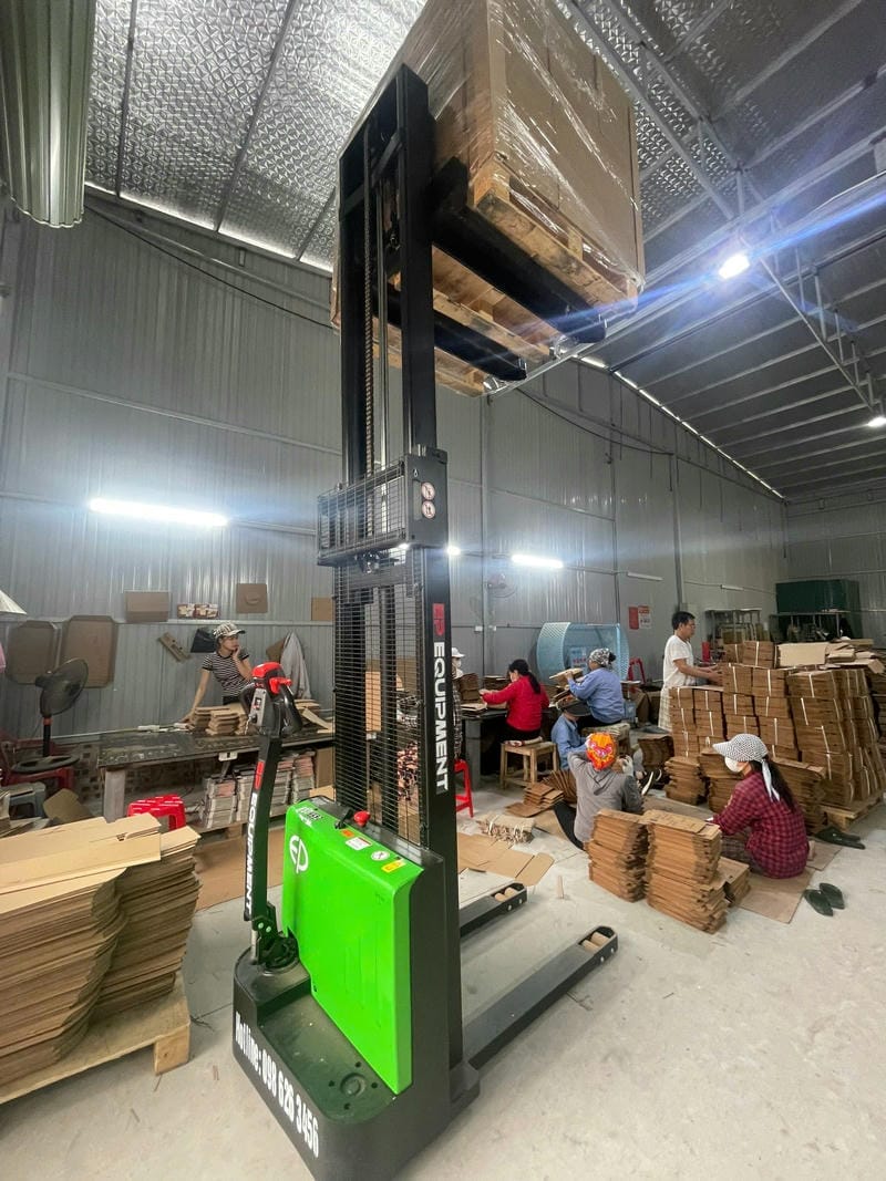 Tuổi thọ xe nâng tay điện thường đạt 5–8 năm, pin lithium 1,500–3,000 chu kỳ, ắc