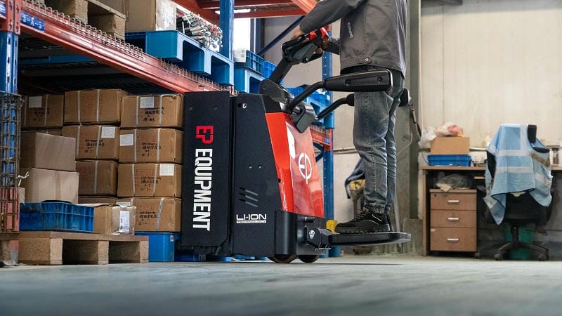 Xe nâng tay điện 1.5 tấn phù hợp kho hàng nhỏ cần bán kính