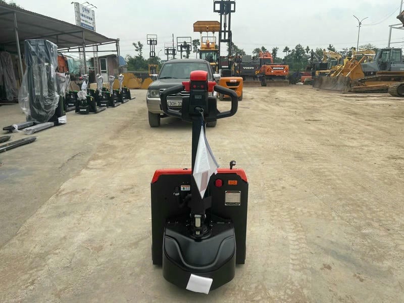 Ưu điểm lớn nhất là giảm sức người khi kéo đẩy pallet nặng, đặc biệt ở