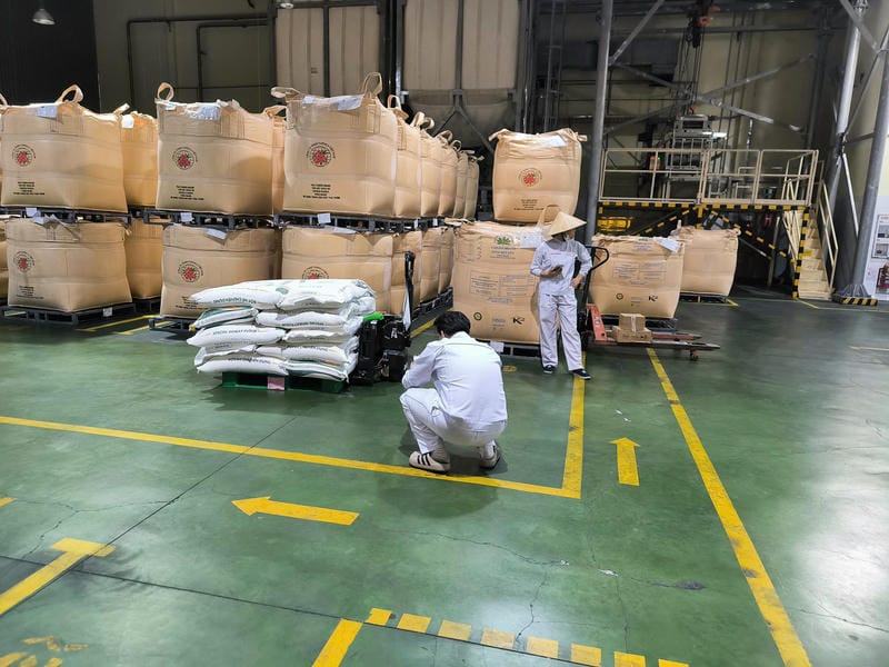 Pin lithium thường thay sau 1,500–3,000 chu kỳ sạc, còn ắc quy AGM thường ngắn hơn